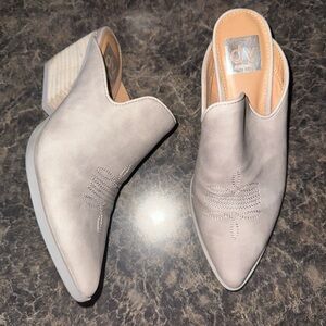 DV by Dolce Vita Women's Light Gray Mules Size 6 ( Kandala )